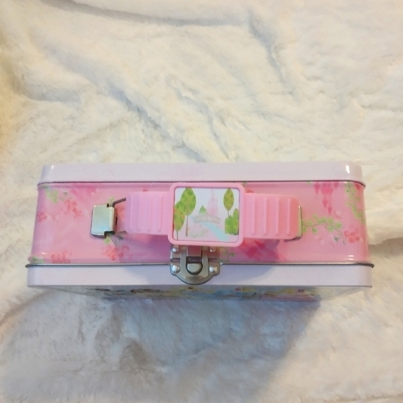 ๐ธ Disney Princess Pink Embossed Tin Lunchbox Collectable, Tiana Belle Rapunzel - Picture 5 of 13
